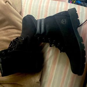 Worn like twice size 8.5 come with box